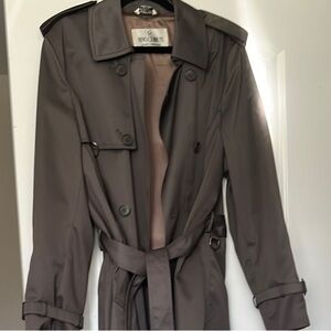 (Unisex- timeless!) Vintage Double-Breasted Trench Coat in pristine condition.